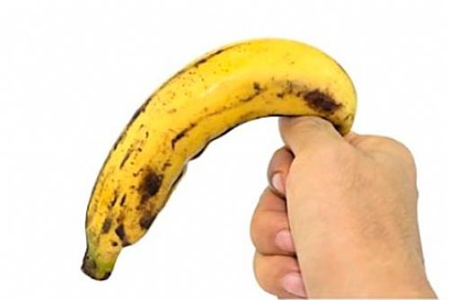 Estar numa relação sexual, que tem tudo para ser prazerosa, e de repente, 
perceber que o pênis ainda está mole, pode deixar pessoas incomodadas.
Se isso acontece com você, fique calmo que tem solução.
Bom, primeiro vamos entender quais as causas do pênis ficar mole e não 
endurecer. Isso se deve a fatores orgânicos e/ou psicológicos.
Fatores Psicológicos:
Estresse
O estresse provoca no corpo alterações hormonais que podem dificultar a 
passagem de sangue para o pênis.
Ansiedade
A ansiedade em certo grau é normal e até saudável para o ser humano, mas 
quando em excesso pode ser prejud